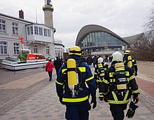 THW und Freiwillige Feuerwehr in Warnemünde.