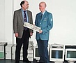 Joachim Wittern, der Kanzler der Universität Rostock übergibt die Computerspende an Michael Thurm vom THW
